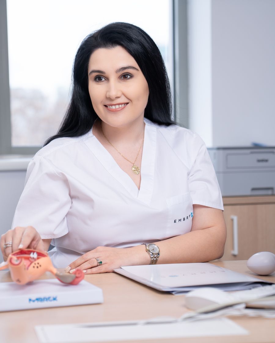 Dr. Cristina Iovu, medic specialist obstetrică-ginecologie, în timpul unei consultații la Clinica Embryos București